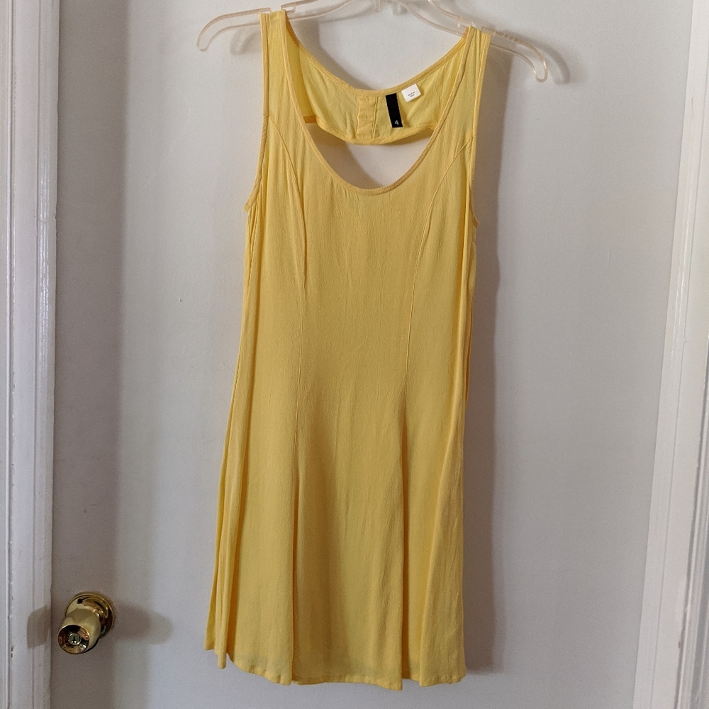 Light yellow sleeveless dress with cutout back